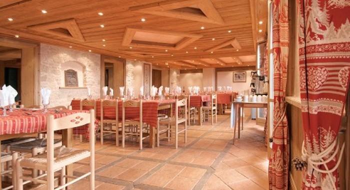Hotel Les Cascades, Courchevel 1650 ski chalet, image 3
